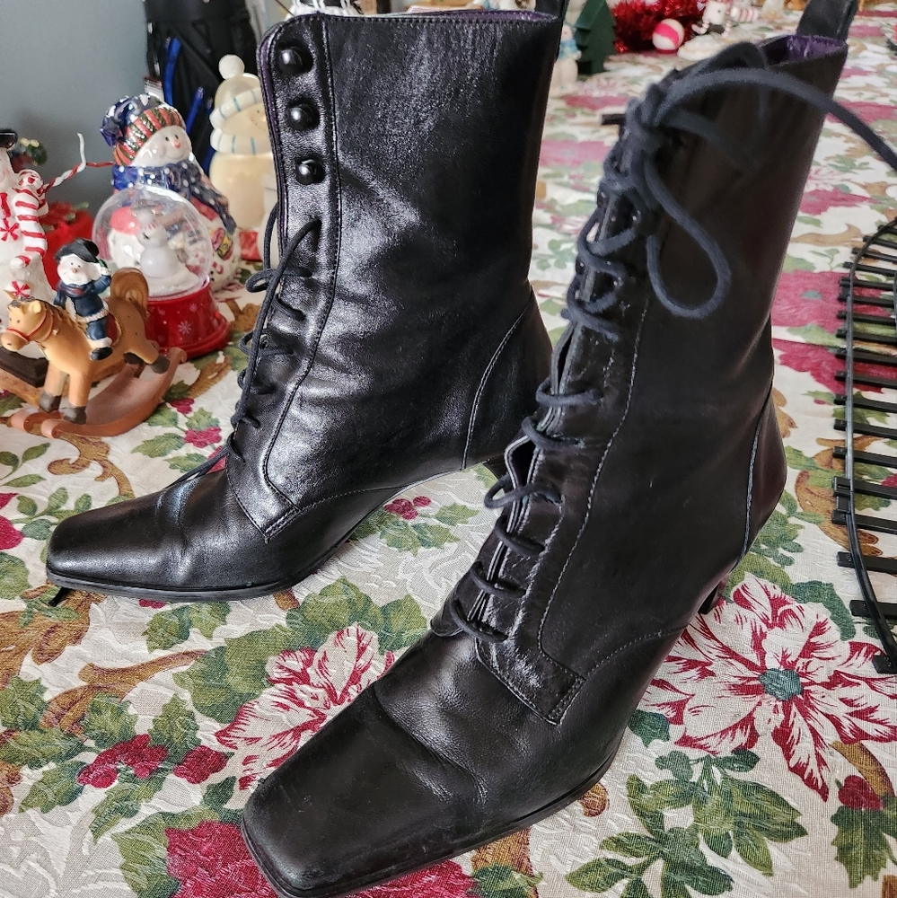 Black Aigner Grannies